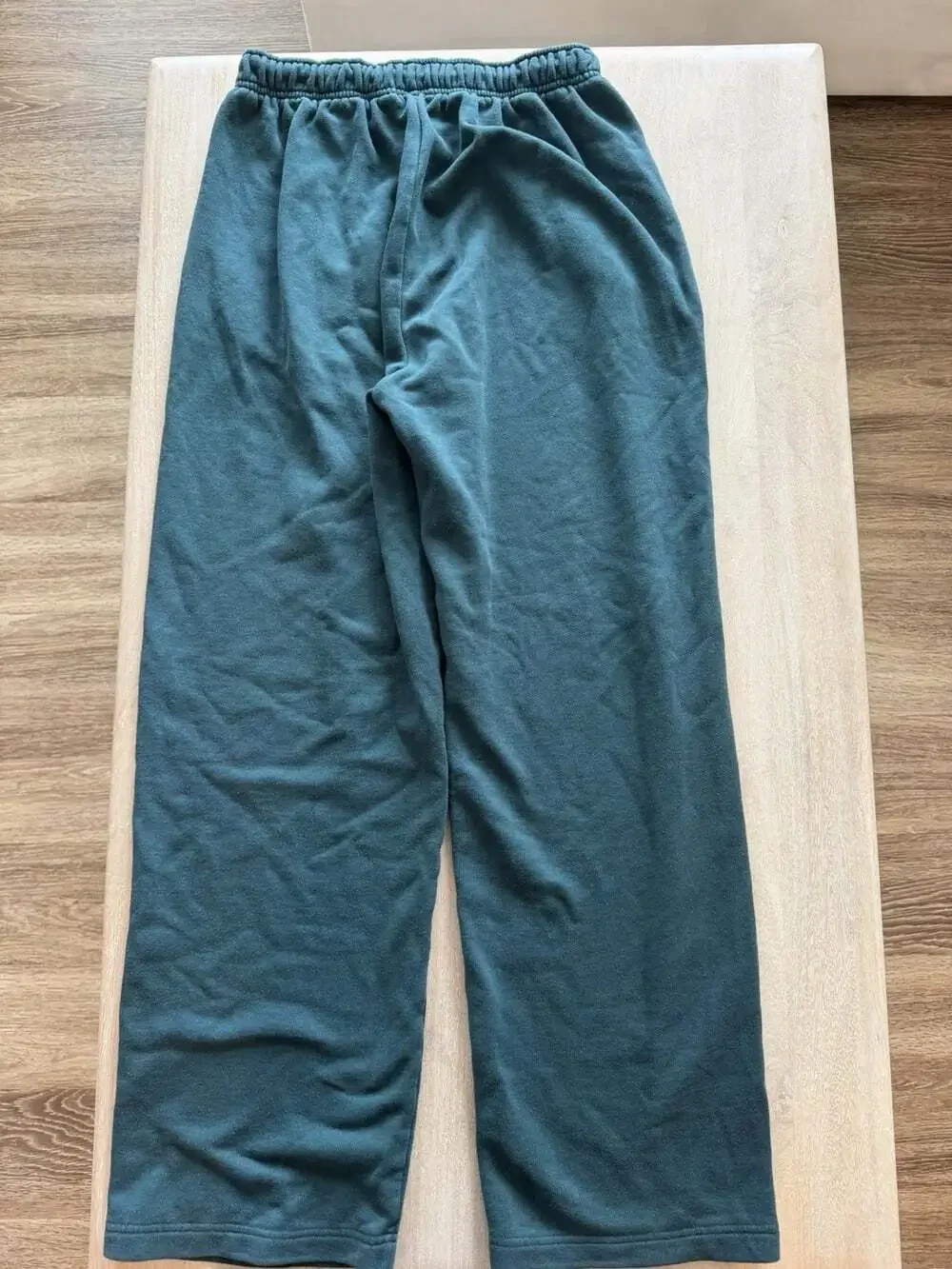 Alo Yoga Accolade Straight Leg Sweatpant in Winter Ivy Teal Size Medium